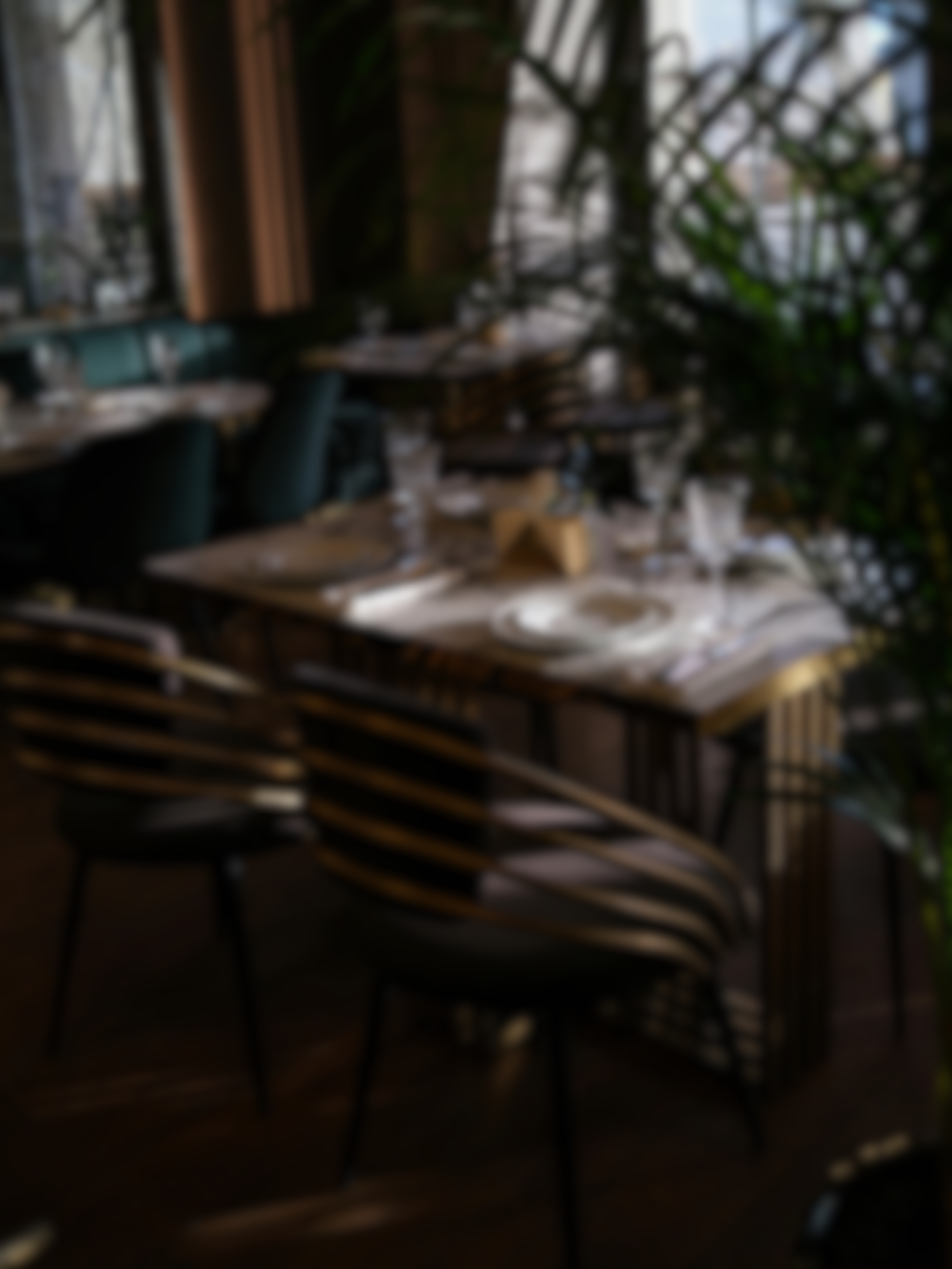 Elegantno postavljeni stol u restoranu